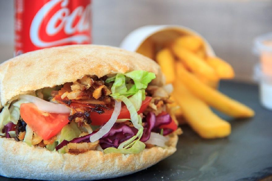 Leckeren Döner und frisch gebackene Pizza bei dem Restaurant Nazar in Frankfurt am Main mit frisches türkisches Essen.